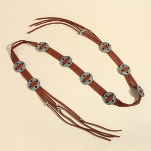 Detail der Western Retro-Taillenkette mit verzierten Silberscheiben und Lederquasten