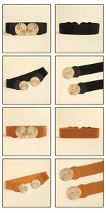 Détails d'une large ceinture élastique avec boucle ronde soleil en noir et caramel