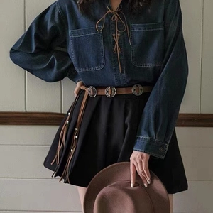 Vintage Boho-Gürtel mit silbernen Medaillons und Fransen zu einem Denim-Hemd-Outfit