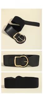 Détail de la ceinture élastique noire avec large boucle dorée pour robe et manteau