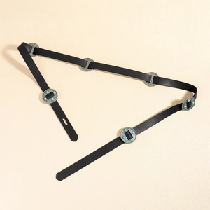 Détail d'une ceinture bohème en cuir noir avec conchos en argent vintage et turquoise