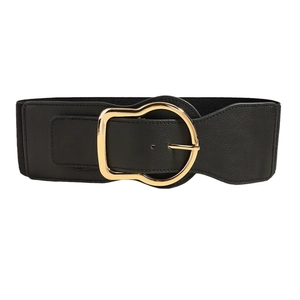 Ceinture large élastique noire pour robe avec une grande boucle en métal doré