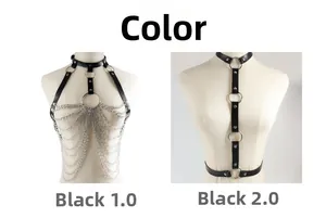Détails de chaînes de corps en similicuir noir avec pompons métalliques sur un mannequin