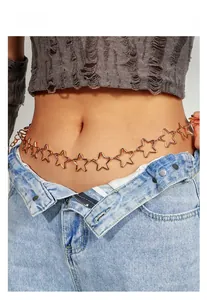 Détail d'une chaîne de taille en métal doré en forme d'étoile sur un jean bleu