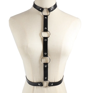 Harnais de corps noir en similicuir pour femme avec anneaux en métal et clous punk