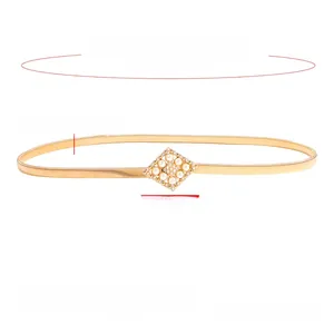 Detail der goldenen elastischen Taillenkette mit feinem Metallgeflecht und Perlenschließe