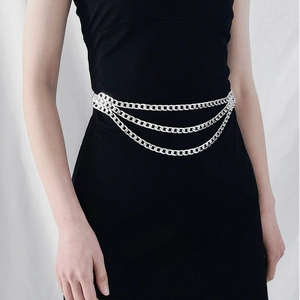 Detailansicht der eleganten silbernen dreilagigen Metall-Taillenkette auf schwarzem Kleid