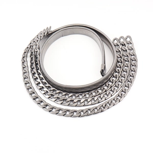 Detail der gunmetal-farbenen mehrlagigen Feder-Taillenkette mit verstellbarem Glied