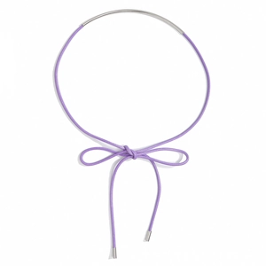 Dettaglio di corda viola intrecciata con tubo in metallo argento e frange a nodo