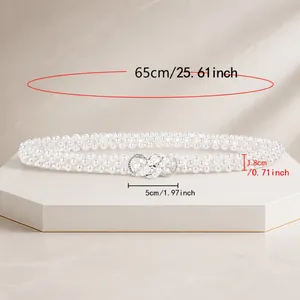 Detail van een 18mm brede elastische parel riem met een infinity metalen gesp voor dames