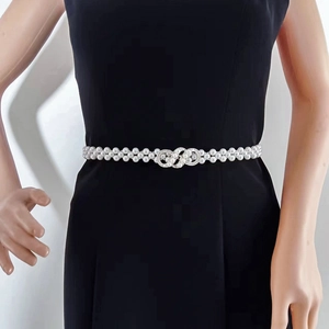 Detail van elegante parelriem met drie rijen en sprankelende zilveren strass gesp