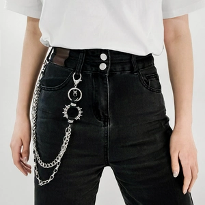 Makroaufnahme einer silbernen Punk-Hosenkette mit Metallnieten und Lagen aus Legierung