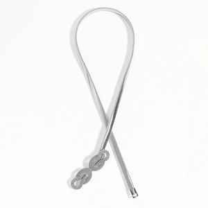 Détail d'une chaîne de taille élastique en métal argenté brillant avec boucle tressée