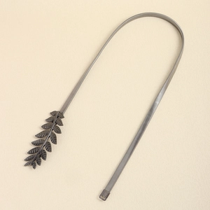 Détail d'une ceinture élastique en métal gris fusil avec motif de feuilles entrelacées