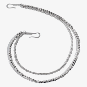 Detailansicht der silbernen Hip-Hop-Hosenkette mit Lagen-Box-Kette und Metall-Karabinerhaken