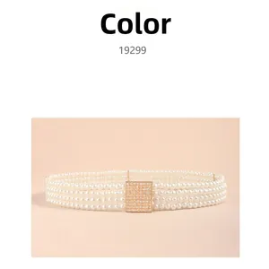 Detail van vierrijige parelelastische riem met een gouden vierkante strass gesp erop