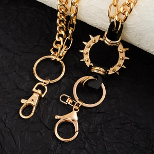 Nahaufnahme der Punk-Hosenkette mit goldenen Metallstacheln und Lederdetails