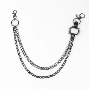 Detailansicht der Punk-Hosenkette mit Doppelmetallkette und Leder-Nietenbesatz