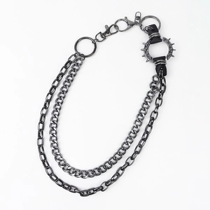 Detail der doppelreihigen Punk-Kette in Gunmetal mit Nieten und Karabinerverschlüssen