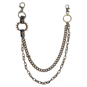 Detail der Vintage Punk-Hosenkette mit doppelten Metallgliedern und Nietenleder-Verbindung