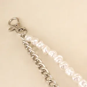 Chaîne de taille tendance avec perles baroques et maillons métalliques pour jeans de femme