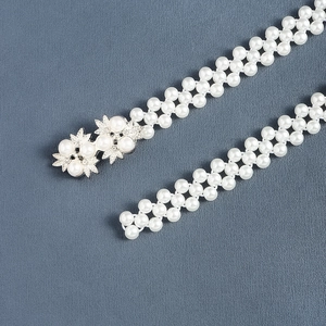 Elegante drielaagse parel elastische riem met decoratieve zilveren bladsluiting