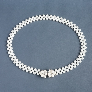 Elegante dubbelrijige parelriem voor de taille met een zilveren bloemengesp met strass
