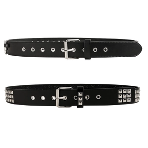 Vue détaillée de deux ceintures Y2K noires avec oeillets argentés et rivets style punk
