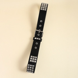 Gros plan sur ceinture punk Y2K en cuir noir avec trois rangées de clous pyramide argentés