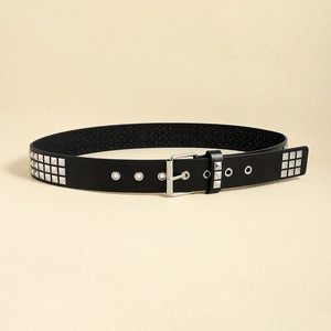 Détail macro d'une ceinture punk Y2K noire avec des rivets argentés et une boucle en métal