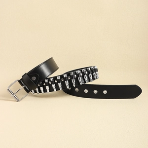 Détail de la ceinture noire Y2K en cuir avec rivets argentés et boucle métallique