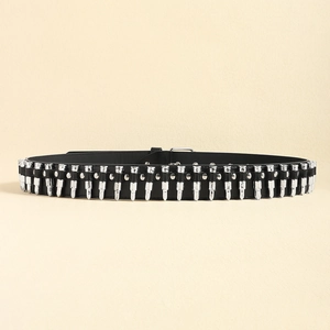 Détail d'une ceinture punk Y2K en cuir noir avec rivets métalliques argentés en forme de balle