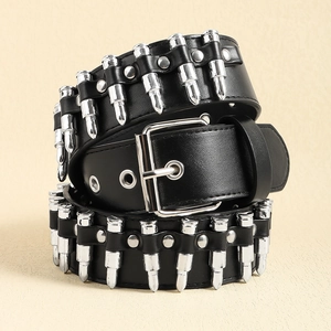 Détail de la ceinture punk Y2K avec trois rangées de clous métalliques argentés