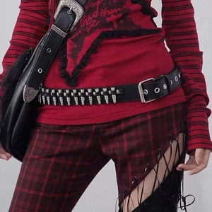 Vue détaillée de la ceinture punk Y2K avec des rivets en métal argenté et cuir noir