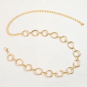 Makro-Detail der goldenen Kette mit spiralförmigen Ringen und Hummerverschluss-Detail