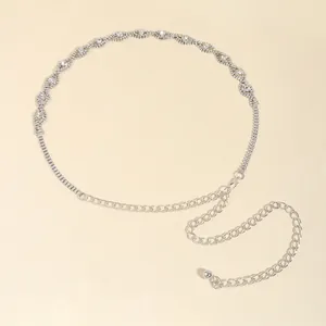 Ceinture chaîne élégante en métal argenté avec maillons infinis et strass pour robes