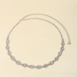 Détail d'une chaîne de taille argentée avec strass, extension et fermoir mousqueton