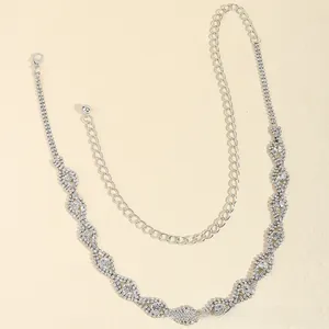 Détail de chaîne de taille en strass brillants avec maillons argentés et fermoir homard