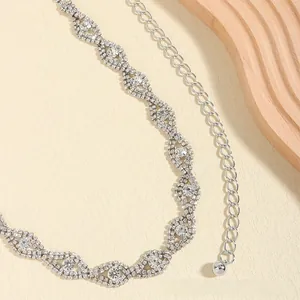 Détails de la ceinture élégante en chaîne argentée ornée de strass et d'accents en cristal