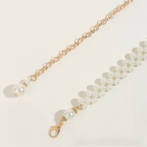 Detailansicht der gewebten Perlen-Taillenkette mit goldenen Gliedern und Strass-Akzenten