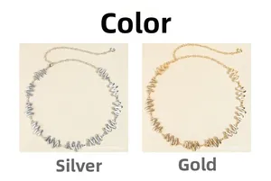 Détail des ceintures chaînes en métal zigzag dorées et argentées avec fermoir réglable