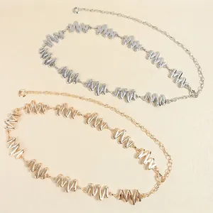 Chaîne de taille élégante en métal ondulé or et argent pour robes avec fermoir mousqueton