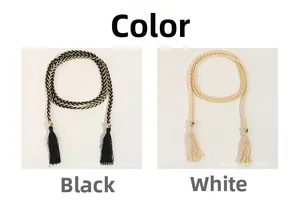 Détail de ceintures tressées avec glands et perles dorées en noir et beige élégant