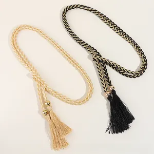Détail de cordes de taille tissées à glands en champagne et noir doré avec perles en métal