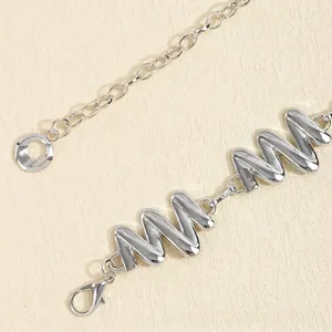 Chaîne de taille élégante en métal argenté ondulé avec fermoir mousqueton pour robe