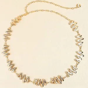Détail de la chaîne de taille dorée élégante avec maillons ondulés et fermoir réglable