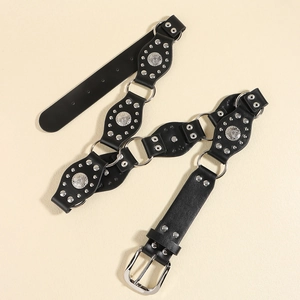 Vue détaillée d'une ceinture en similicuir Western avec anneaux et conchos solaires
