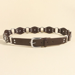 Détail d'une ceinture en cuir PU marron foncé avec anneaux métalliques et rivets