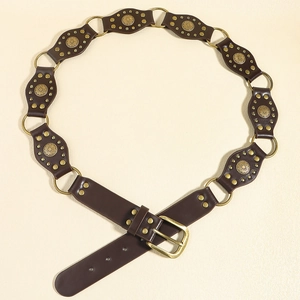 Détail d'une ceinture en cuir vintage style Western avec rivets fleuris et anneaux