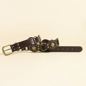 Détail d'une ceinture en cuir PU marron avec rivets en bronze et motifs de tournesol